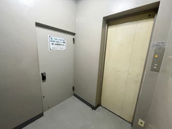 【エレベーターで4階まで上がり、すぐ右手に会議室の入口ドアがございます】 - 【閉店】TIME SHARING 有楽町 福石ビル 【閉店】4Aの入口の写真