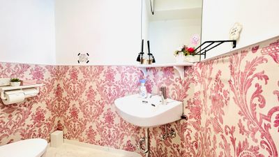 お手洗いには洗面、鏡、ウォシュレット、音姫あります☺ - パーティースペースMACARON レンタルスペースの室内の写真
