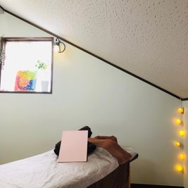 屋根裏でトリートメント - 薬膳茶と温活セラピーサロンOHANA OHANA都立大学駅レンタルサロンの室内の写真