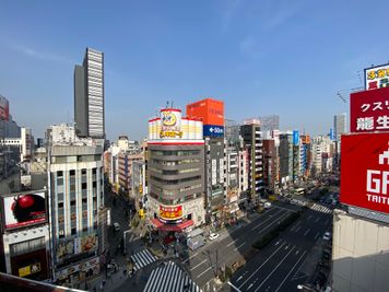 屋上から見える歌舞伎町 - 歌舞伎町ビル屋上 撮影スペースの室内の写真