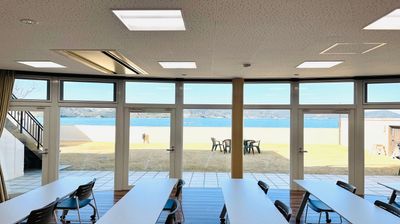 窓から海が目前に見えるスペースです - イセヤリゾート鳴門 海の見えるレンタルスペースの室内の写真