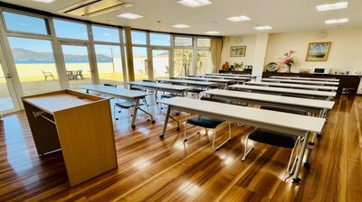 海が見える明るくリゾート感いっぱいのスペースです。会議、研修会や各種教室、ワークショップなどにご利用下さい。 - イセヤリゾート鳴門
