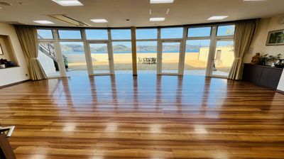 明るく、開放的なスペースです。多目的な用途にご利用ただけます - イセヤリゾート鳴門 海の見えるレンタルスペースの室内の写真