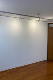 漆喰塗装の白壁です - SOFT OFFICE 下北沢SOFT OFFICEの室内の写真