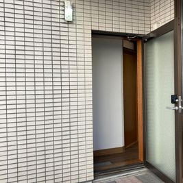 レコード屋さんの隣です - SOFT OFFICE 下北沢SOFT OFFICEの入口の写真