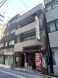 1階に自販機と「PLAY THE EARTH」の看板のあるビル【ASビルの4階】です。 - 新宿御苑駅チカ、設備充実の多目的レンタルスタジオUDN ★撮影機材無料レンタル★新宿御苑駅チカの撮影スタジオ！の外観の写真