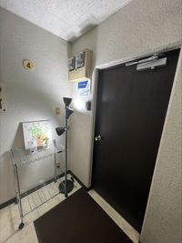 4階出てすぐの扉になります。 - 新宿御苑駅チカ、設備充実の多目的レンタルスタジオUDN ★撮影機材無料レンタル★新宿御苑駅チカの撮影スタジオ！の入口の写真