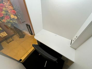 【個室なので、Web会議や電話など声出し可能です※大音量での会話やスピーカー再生はNG※】 - ザ・パークハビオ新宿 テレワークブース ザ・パークハビオ新宿の室内の写真