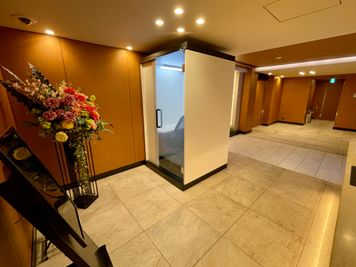 【綺麗なマンション内の1階共用部にブースがございます】 - ザ・パークハビオ新宿 テレワークブース ザ・パークハビオ新宿の室内の写真