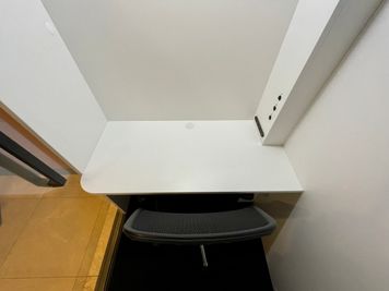 【ブース内の机は幅約119cm×奥行約50cmのPC作業にちょうど良いコンパクトサイズです】 - ザ・パークハビオ新宿 テレワークブース ザ・パークハビオ新宿の室内の写真