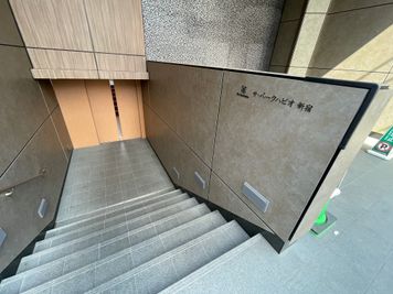 【建物正面入口_「ザ・パークハビオ新宿」の文字が目印です】 - ザ・パークハビオ新宿 テレワークブース ザ・パークハビオ新宿の外観の写真