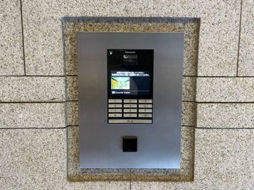 【自動ドアの先に集合インターフォンがあります。予約完了メールに記載されている手順でご入館ください】 - ザ・パークハビオ新宿 テレワークブース ザ・パークハビオ新宿の入口の写真