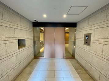【建物正面入口_自動ドア】 - ザ・パークハビオ新宿 テレワークブース ザ・パークハビオ新宿の入口の写真