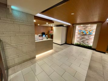 【入口から入り、すぐ左斜め前に白いブースがございます】】 - ザ・パークハビオ新宿 テレワークブース ザ・パークハビオ新宿の室内の写真