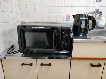 レンジ（オーブン機能なし）・ケトル - 宮崎駅から280ｍ徒歩4分🚉完全個室の貸会議室 50インチTVのある完全個室貸会議室｜ワークスペース・web会議の設備の写真