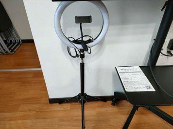 LEDマルチリングライト - 宮崎駅から280ｍ徒歩4分🚉完全個室の貸会議室 50インチTVのある完全個室貸会議室｜ワークスペース・web会議の設備の写真