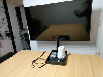 50インチTV - 宮崎駅から280ｍ徒歩4分🚉完全個室の貸会議室 50インチTVのある完全個室貸会議室｜ワークスペース・web会議の設備の写真