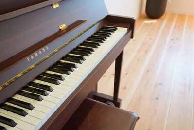 YAMAHAの電子ピアノ
広々したホールと鉄骨造の造りでマッチし空間に美しい音色が響き渡ります。 - 複合型コミュニティカフェ「さらぴん」 さらぴんの設備の写真