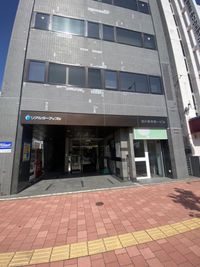 ＜フルーツ会議室　旭川駅前＞ 多目的レンタルルームの入口の写真