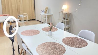 奥の会議スペース／腰に優しいイームズチェアを採用 - レンタルサロンこもれび新大阪🌸会議室利用可 レンタルサロンこもれび🌸レンタル会議室🌸の設備の写真