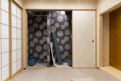 和室内の襖を開けると備品があります - photo space HISAYA / スタジオhiyori 和室/白カベ/メイクスペースのあるオシャレな撮影レンタルスペースの設備の写真