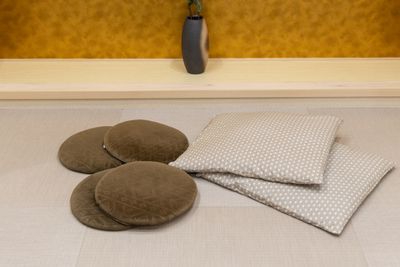 座布団は四角２枚/丸４枚
ご利用いただけます - photo space HISAYA / スタジオhiyori 和室/白壁/メイクスペース/トイレもある撮影レンタルスペースの設備の写真