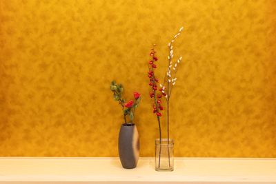 花瓶と造花もあります。お花をお持ちいただいてもOKです - photo space HISAYA / スタジオhiyori 和室/白カベ/メイクスペースのあるオシャレな撮影レンタルスペースの設備の写真
