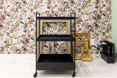 メイク道具やカメラ機材など置けるコロ付の棚です - photo space HISAYA / スタジオhiyori 和室/白壁/メイクスペース/トイレもある撮影レンタルスペースの設備の写真