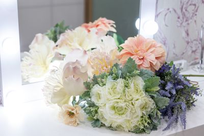 造花のブーケなども撮影アイテムとしてご利用いただけます - photo space HISAYA / スタジオhiyori 和室/白カベ/メイクスペースのあるオシャレな撮影レンタルスペースの設備の写真
