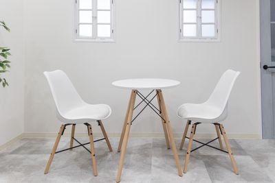 商談や撮影でご利用いただけます
机×1/椅子×2
 - photo space HISAYA / スタジオhiyori 和室/白壁/メイクスペース/トイレもある撮影レンタルスペースの設備の写真