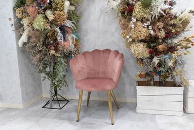 ドライフラワースペースに似合うピンクの椅子 - photo space HISAYA / スタジオhiyori 和室/白壁/メイクスペース/トイレもある撮影レンタルスペースの設備の写真