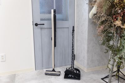 お掃除用に掃除機×1台/ほうき/ちりとり
青い扉を開いて左手にあります - photo space HISAYA / スタジオhiyori 和室/白壁/メイクスペース/トイレもある撮影レンタルスペースの設備の写真