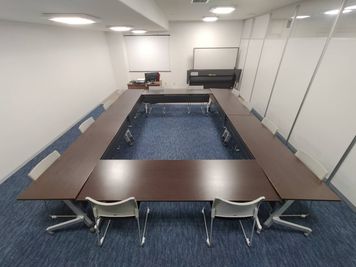 ロの字形式（12名） - 貸会議室 INISHIE 会議室の室内の写真