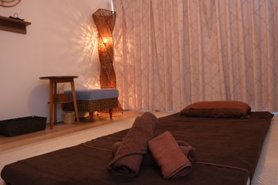 個室①　タイ古式用高反発マット - saalaa 鍼灸リラクゼーションサロン レンタルサロンsaalaaの室内の写真