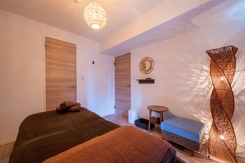 個室①　アースライト社製ベッド（高さ調節可） - saalaa 鍼灸リラクゼーションサロン レンタルサロンsaalaaの室内の写真