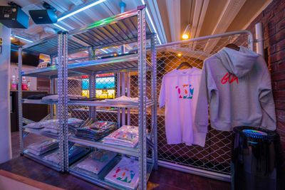 物販用の棚 - Crypto Lounge GOXの設備の写真