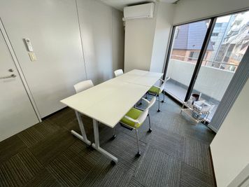 【島型レイアウトにすることも可能です。※レイアウト変更・原状復帰はお客様自身で行っていただきます】 - 【閉店】テレワークブース新宿御苑前 【閉店】406の室内の写真