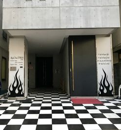 写真右手の大きな黒い扉が入り口です。 - MELODIA Tokyo ライブハウス MELODIA Tokyoの入口の写真