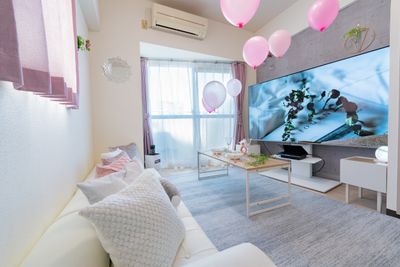 ホワイト × ピンク × グレーでオトナかわいい雰囲気の内装𓍯 - SPACE8名古屋 グランデール店 名古屋グランデール2号店の室内の写真