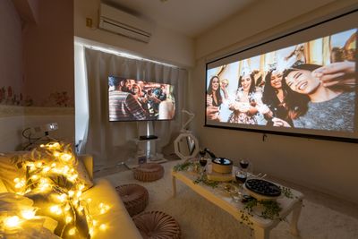 55㌅TVと100㌅スクリーンのダブルモニター📺⸝⋆ - SPACE8名古屋 グランデール店 名古屋グランデール3号店の室内の写真