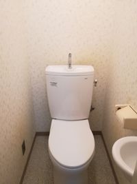 水洗トイレです。ウオシュレットはありません。補充ペーパーは入口横押し入れ - レンタルスペース神奈川 キッチン付きレンタルスペース神奈川の設備の写真