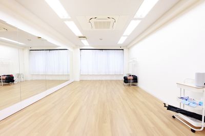 東京メトロ赤坂見附駅 徒歩1分
広さ：36㎡    幅9.5m × 奥4.0m
鏡：幅7.7m × 高さ2.0m - レンタルスタジオ HIKARI 赤坂 ダンス、ヨガ、演劇、撮影スタジオ、赤坂の室内の写真