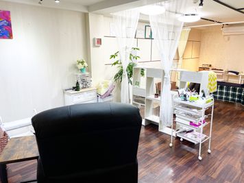 広々店内です。° - beauty salon & school Calla lily  Calla lily -カラーリリー-の室内の写真