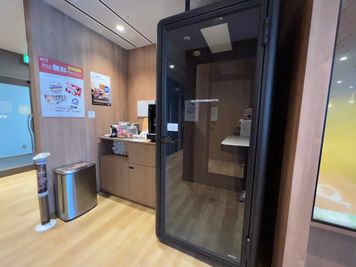 H¹T大手町（サテライト型シェアオフィス） OPEN SPACEの室内の写真