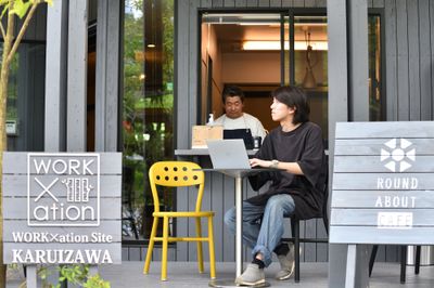 併設カフェ外観 - WORK×ation Site軽井沢 WORK × ation Site 軽井沢SITE１の入口の写真