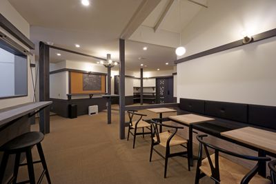 併設カフェ座席 - WORK×ation Site軽井沢 WORK × ation Site 軽井沢SITE２の室内の写真