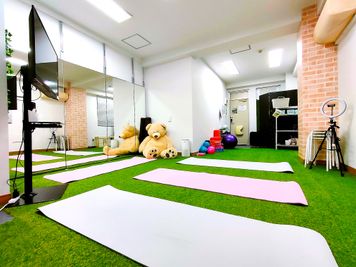 28㎡スペースに広々リアル人工芝！裸足でも気持ちよく利用できます。
高さ180cm×幅280cmの大型鏡でポージング確認も可能です。 - パーソナルレンタルスタジオ モエギ市ヶ谷/Moegi市ヶ谷 大学オフィス街近スタジオ♪ヨガピラティスダンス練習レッスンに最適の室内の写真