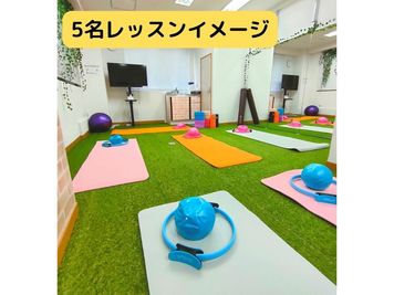講師1名、受講生5名のレッスン配置 - パーソナルレンタルスタジオ モエギ市ヶ谷/Moegi市ヶ谷 大学オフィス街近スタジオ♪ヨガピラティスダンス練習レッスンに最適の室内の写真