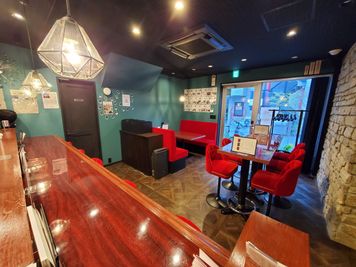 イノベーションスナックみらぼ 昭和レトロな内装の多目的スペースの室内の写真