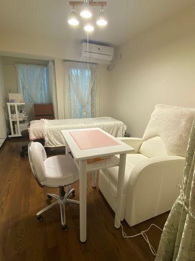 テーブルと椅子は、カウンセリングとしても、ネイルスペースとしてもご利用できます♪ - ライオンズプラザ中野　シェアサロンcurren  完全個室　レンタルサロンの室内の写真